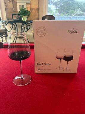 JoyJolt: Black Swan Collection stemmed Wine Glass